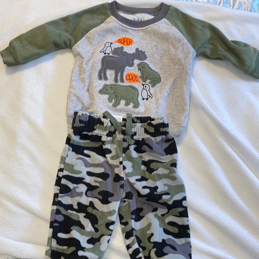 Camouflage soft sweat pants & sweatshirt outfit.